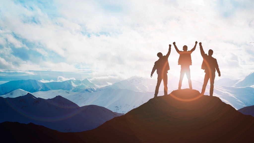 Imagebild drei stolze Personen auf Berggipfel